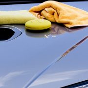Comment laver une voiture sans eau ?